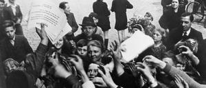 Einwohner Berlins erhalten Flugblätter mit der Kapitulationsurkunde Deutschlands. Das Kriegsende war kein vollständiger Neuanfang, sondern eine komplexe Übergangsphase, so die These von Martin Sabrow.