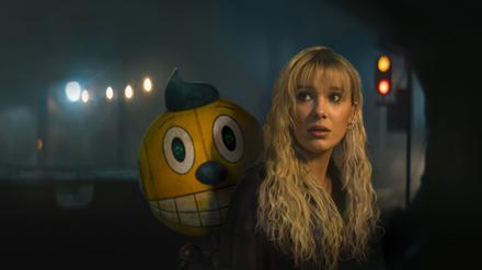 Mit dem Roboter Cosmo begibt sich Michelle (Millie Bobby Brown) auf eine gefährliche Suche nach ihrem totgeglaubten Bruder.