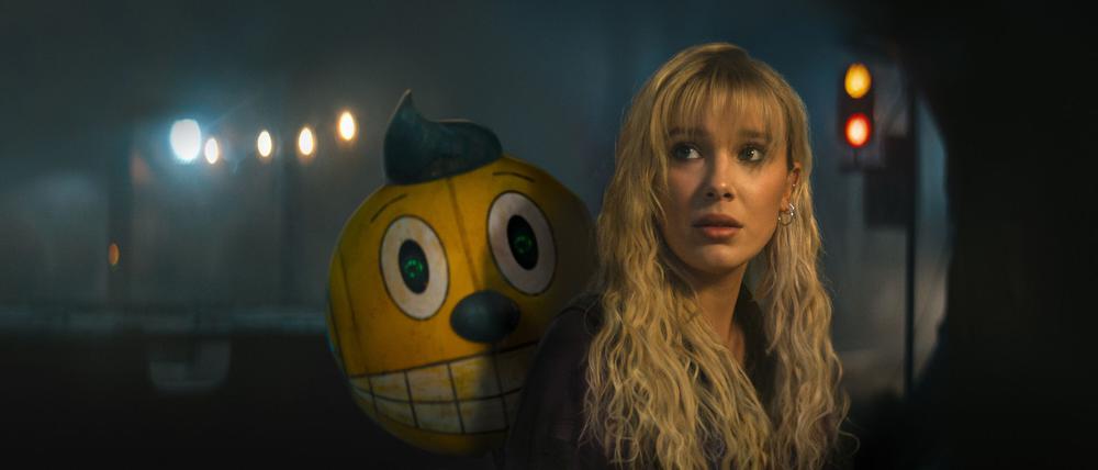 Mit dem Roboter Cosmo begibt sich Michelle (Millie Bobby Brown) auf eine gefährliche Suche nach ihrem totgeglaubten Bruder.