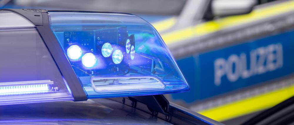Ein Blaulicht auf dem Dach eines Polizeifahrzeugs. (Symbolbild)