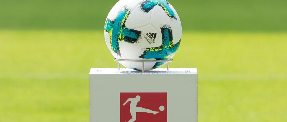 Adidas stellte schon in der Vergangenheit wie hier 2017 den offiziellen Bundesliga-Spielball.