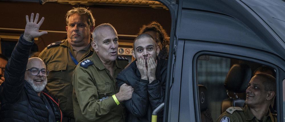 Die freigelassene israelische Geisel Omer Wenkert reagiert nach der Freilassung aus der Hamas-Gefangenschaft im Gazastreifen, während er im Beilinson-Schneider-Krankenhaus ankommt. Wenkert berichtete nun über zutiefst traumatische Erlebnisse am 7. Oktober 2023 und während der Geiselhaft.