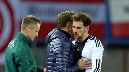 Deutschlands Bundestrainer Julian Nagelsmann (M) bedankt sich beim ausgewechselten Leon Goretzka.