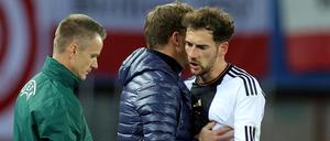 Deutschlands Bundestrainer Julian Nagelsmann (M) bedankt sich beim ausgewechselten Leon Goretzka.