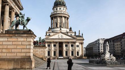 Auf dem Gendarmenmarkt wurde neues Naturpflaster aus Polen verlegt.  