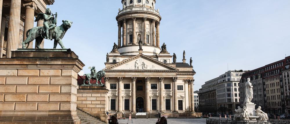 Auf dem Gendarmenmarkt wurde neues Naturpflaster aus Polen verlegt.  