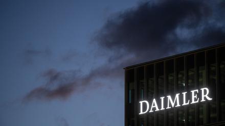 Das Logo der Daimler AG ist auf einer Fassade der Konzernzentrale zu sehen. Mit einem radikalen Umbau des gesamten Konzerns will sich der Auto- und Lastwagenbauer Daimler für die Zukunft rüsten und sich wieder stärker auf seine Kernkompetenzen konzentrieren.