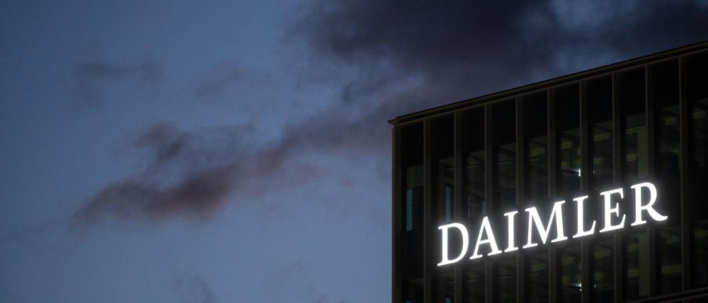 Das Logo der Daimler AG ist auf einer Fassade der Konzernzentrale zu sehen. Mit einem radikalen Umbau des gesamten Konzerns will sich der Auto- und Lastwagenbauer Daimler für die Zukunft rüsten und sich wieder stärker auf seine Kernkompetenzen konzentrieren.