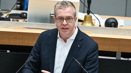 Berlins Finanzsenator Stefan Evers kündigte eine Reihe von Verbesserungen für Berlins Beamte an.