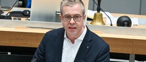 Berlins Finanzsenator Stefan Evers kündigte eine Reihe von Verbesserungen für Berlins Beamte an.