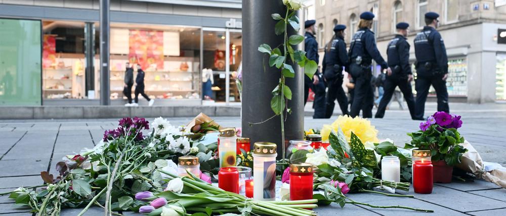 Bisher lagen Blumen an mehreren Stellen - nun richtet die Stadt Mannheim einen zentralen Gedenkort ein. (Archivbild)