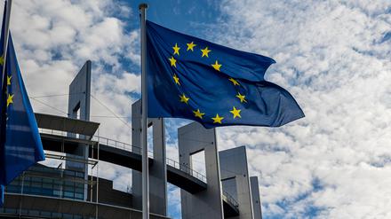 Eine wehende Flagge der Europäischen Union vor dem Gebäude des Europäischen Parlaments in Straßburg.