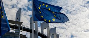 Eine wehende Flagge der Europäischen Union vor dem Gebäude des Europäischen Parlaments in Straßburg.