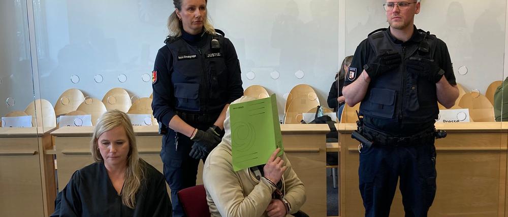 Der 31-Jährige ist wegen grausamen Mordes und schwerer Kindesmisshandlung angeklagt.