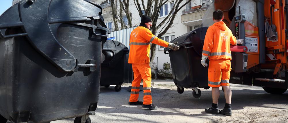 BSR-Team bei der Arbeit: Einer läuft, einer rangiert, einer schließt die Höfe oder Abfallkäfige auf.