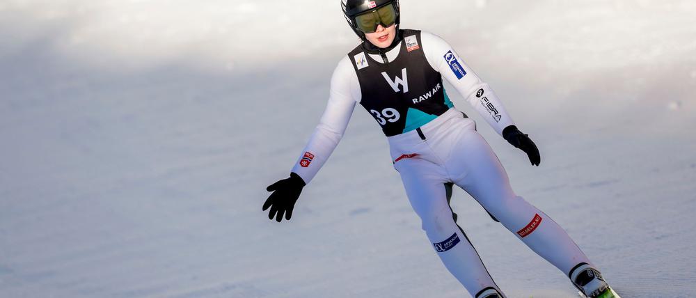 Die Norwegerin Anna Odine Ström springt am Holmenkollen auf das Podest.