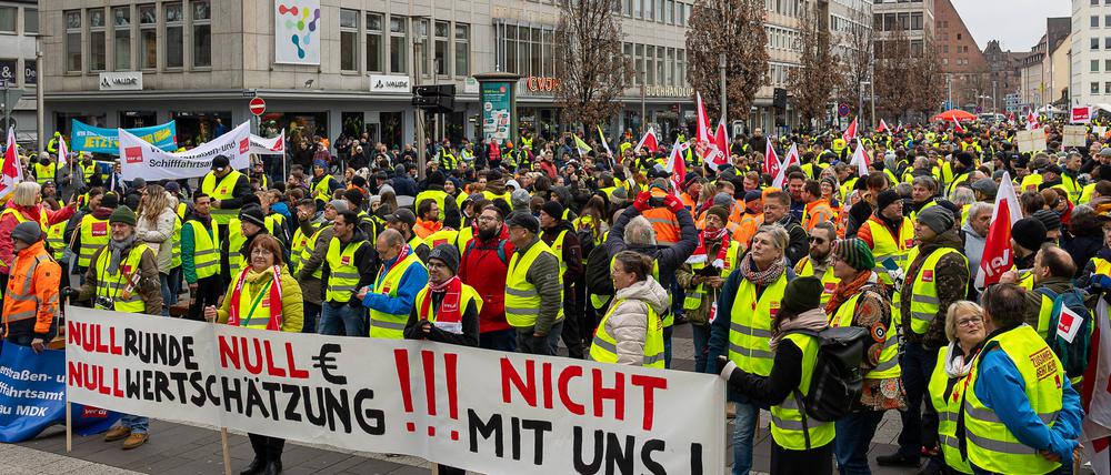 Warnstreik im öffentlichen Dienst von Verdi-Mitgliedern am Donnerstag in Nürnberg