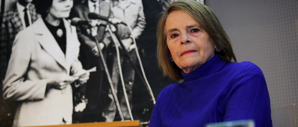 Bärbel Dalichow vor einem Foto ihrer Mutter in der Stadt- und Landesbibliothek anlässlich der Lesung aus der Familienbiografie „Wir wollten ein anderes Land“.