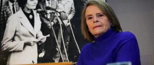 Bärbel Dalichow vor einem Foto ihrer Mutter in der Stadt- und Landesbibliothek anlässlich der Lesung aus der Familienbiografie „Wir wollten ein anderes Land“. 