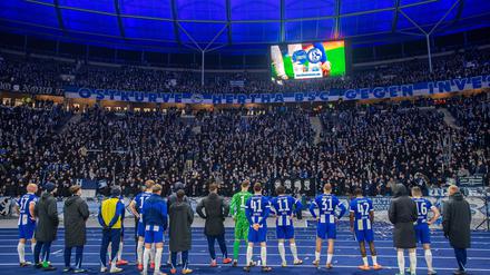 Läuft nicht. Enttäuschte Fans und Spieler von Hertha nach Abpfiff in der Ostkurve.