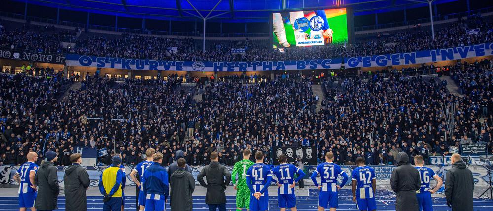 Läuft nicht. Enttäuschte Fans und Spieler von Hertha nach Abpfiff in der Ostkurve.