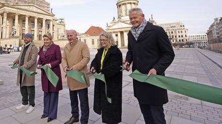 Christopher Schriner, Franziska Giffey, Kai Wegner, Ute Bonde und Christoph Schmidt bei der Wiedereröffnung vom Gendarmenmarkt nach zweijähriger Sanierung. 