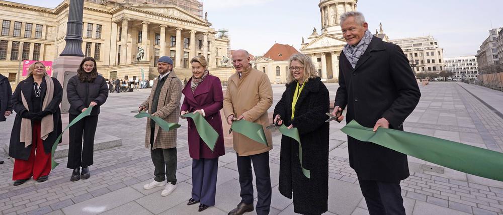 Christopher Schriner, Franziska Giffey, Kai Wegner, Ute Bonde und Christoph Schmidt bei der Wiedereröffnung vom Gendarmenmarkt nach zweijähriger Sanierung. 
