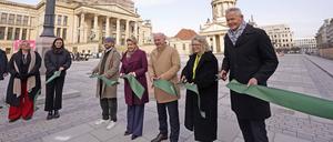 Christopher Schriner, Franziska Giffey, Kai Wegner, Ute Bonde und Christoph Schmidt bei der Wiedereröffnung vom Gendarmenmarkt nach zweijähriger Sanierung. 