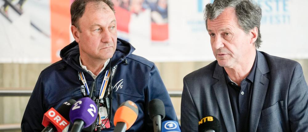 Fis-Rennleiter Sandro Pertile (l) wirkt angeschlagen.