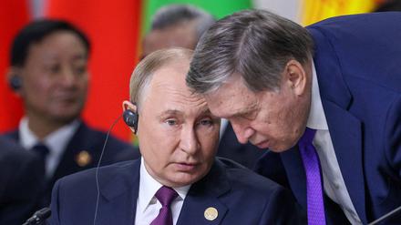 Putin mit seinem außenpolitischen Berater Uschakow: Der äußerte sich abfällig über den Waffenruhe-Vorschlag der USA.