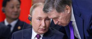 Putin mit seinem außenpolitischen Berater Uschakow: Der äußerte sich abfällig über den Waffenruhe-Vorschlag der USA.