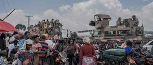 Auf einer Straße in der Nähe von Sake versammeln sich am 7. Februar 2024 Menschen neben einigen Fahrzeugen der South African National Defence Force (SANDF), die Teil der Mission der Entwicklungsgemeinschaft des Südlichen Afrika (SADC) ist, als sie nach Zusammenstößen zwischen M23-Rebellen und Regierungstruppen aus dem Gebiet Masisi fliehen. Die regionale Gruppierung des südlichen Afrikas, die SADC, beschloss am 13. März 2025, ihren Militäreinsatz im Osten der Demokratischen Republik Kongo zu beenden, nachdem sie im Januar mindestens ein Dutzend Soldaten in dem Konflikt dort verloren hatte. 