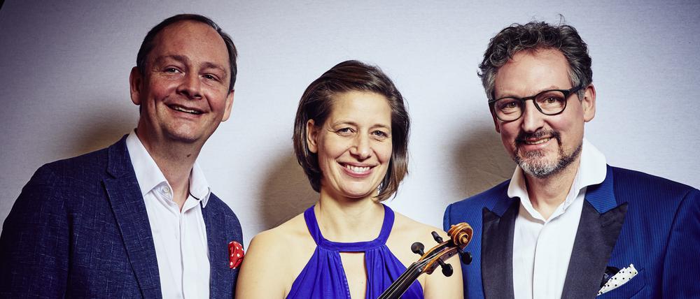 Eckhart von Hirschhausen (rechts) macht glücklich mit Musik. Unterstützt wird er von dem Pianisten Christoph Reuter und der Violinistin Mareike Neumann.