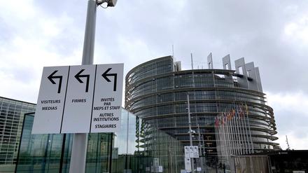 Wie die belgische Staatsanwaltschaft mitteilt, soll die Korruption von 2021 bis heute regelmäßig und sehr diskret „unter dem Deckmantel des kommerziellen Lobbyings in verschiedenen Formen praktiziert worden sein“