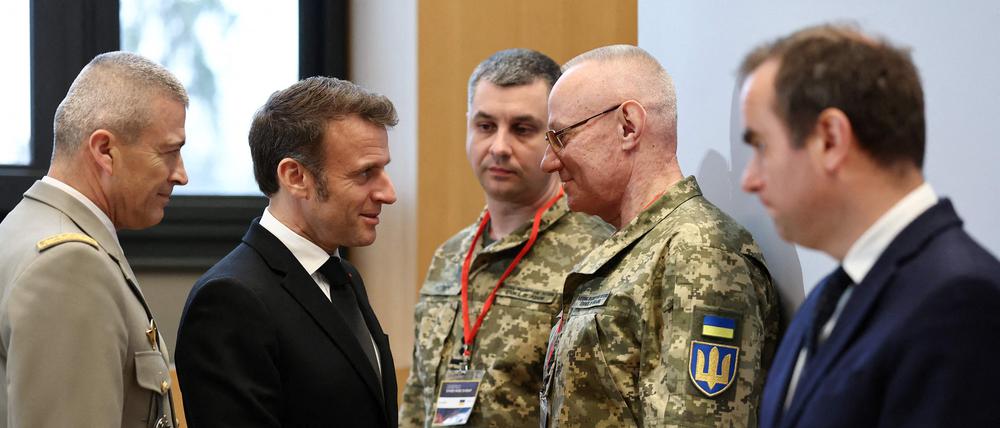 Emmanuel Macron mit ukrainischen Militärs bei einem Treffen in Paris.
