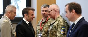 Emmanuel Macron mit ukrainischen Militärs bei einem Treffen in Paris. 