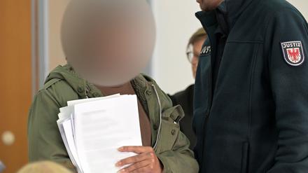 Die Angeklagte Frau im Verhandlungssaal im Landgericht beim Prozessauftakt.