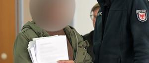 Die Angeklagte Frau im Verhandlungssaal im Landgericht beim Prozessauftakt.
