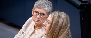 Katharina Dröge (rechts) und Britta Haßelmann, Co-Fraktionsvorsitzende von Bündnis 90/Die Grünen.