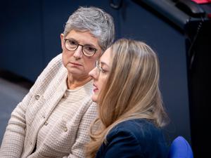 Katharina Dröge (rechts) und Britta Haßelmann, Co-Fraktionsvorsitzende von Bündnis 90/Die Grünen.
