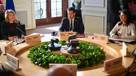 Die Minister nahmen an einem runden Tisch Platz.