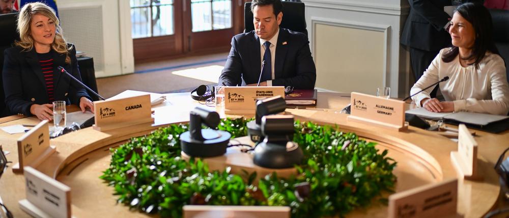 Die Minister nahmen an einem runden Tisch Platz.