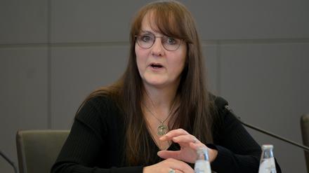 ARCHIV - 17.02.2025, Brandenburg, Potsdam: Katrin Lange (SPD), Innenministerin in Brandenburg, bei einer Pressekonferenz anlässlich einer Vereinbarung über die Errichtung eines sogenannten ·Dublin-Zentrums· in Brandenburg mit dem Bundesinnenministerium. (zu dpa: «Schutz für Asylunterkunft nach Anschlagsplan in der Lausitz») Foto: Michael Bahlo/dpa +++ dpa-Bildfunk +++