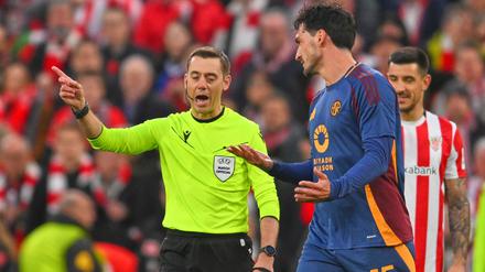  Mats Hummels (r) von der AS Rom wurde in der Partie gegen Athletic Bilbao früh vom Platz gestellt.