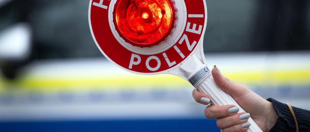 Als ein Polizist einen Autofahrer zum Anhalten auffordert, tritt dieser aufs Gas. (Symbolfoto)