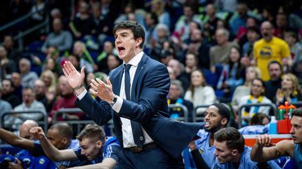 Alba-Coach Pedro Calles