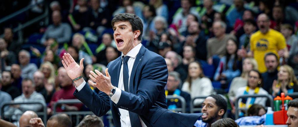 Alba-Coach Pedro Calles