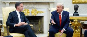 US-Präsident Donald Trump trifft sich mit NATO-Generalsekretär Mark Rutte im Oval Office.