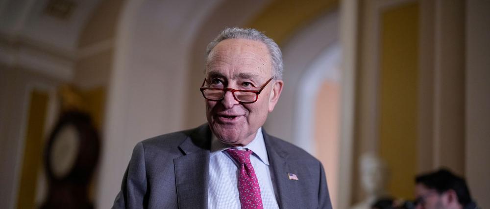 Nach einigem Widerstand gegen einen Haushaltsentwurf der Republikaner lenkt der demokratische Minderheitsführer im Senat, Chuck Schumer, nun ein. (Archivbild)