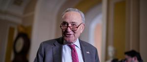 Nach einigem Widerstand gegen einen Haushaltsentwurf der Republikaner lenkt der demokratische Minderheitsführer im Senat, Chuck Schumer, nun ein. (Archivbild)